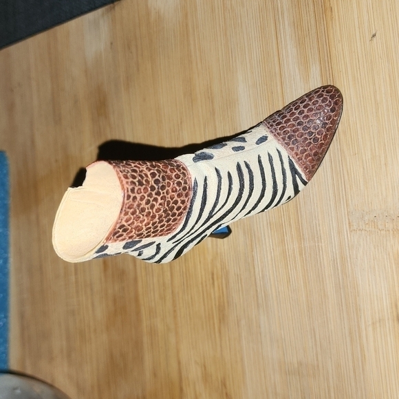 Raine You Animal You Mini Shoe W/Box #25111 - Picture 3 of 6